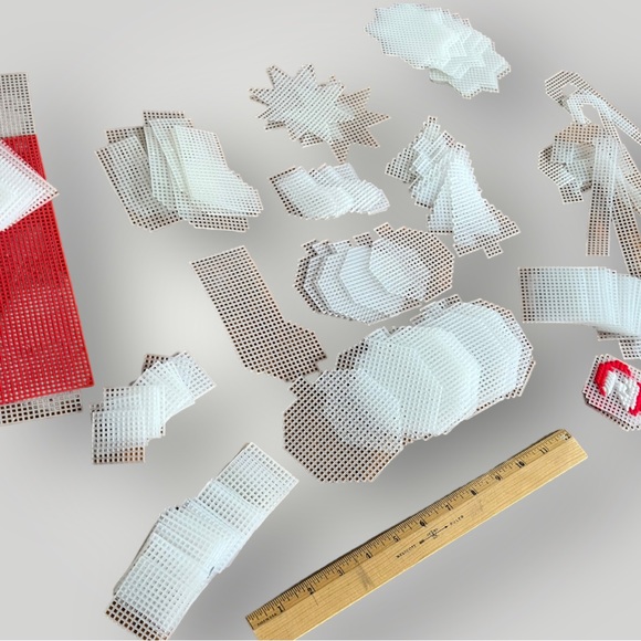 Vintage Needlepoint Plastic Canvas - Large Lot of Christmas pieces/pattern - Picture 3 of 16